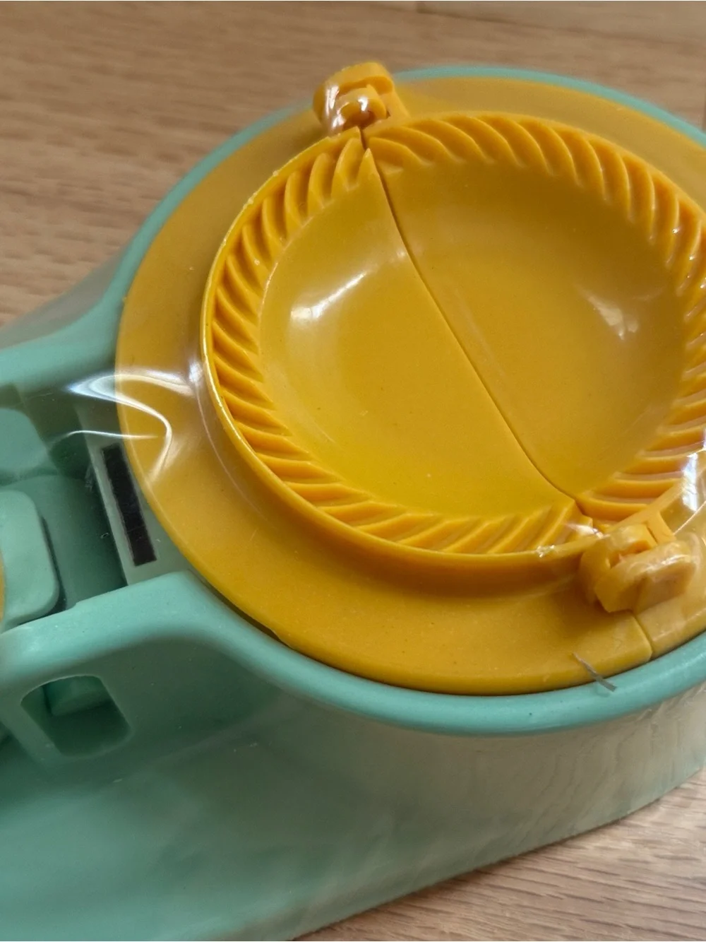 2 In 1 DIY Dumpling Maker Dumpling Press Dough Presser Mold With Spoon